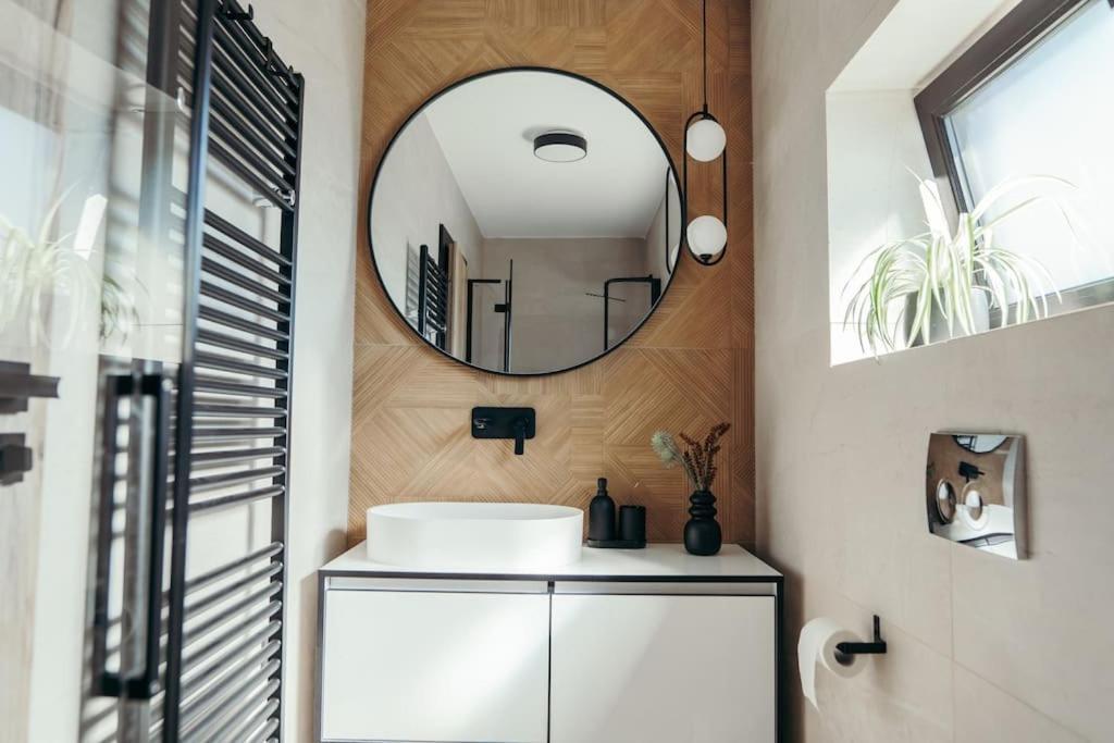 Apartamento The Middle House Satu Mare Exterior foto
